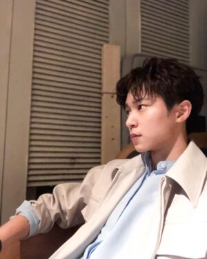 Zhen Hao Li Instagram - 大家都有看最新的About Youth嗎🤣🤩
好開心能見到大家～～
你們超棒❤️

Makeup: @shanshan3019 
Hair: @yenli77 
Outfit: @nihow_official 

#AboutYouth #默默的我不默默的我們 #meee #universitylife #ootd