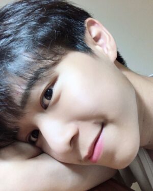 Zhen Hao Li Instagram - 繼續待在家會發霉 但防疫優先🥋
#大臉仔🤯
#stayhomestaysafe #selfie #bored #lazysunday