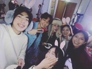 Zhen Hao Li Instagram - I procrastinate sometimes but…my gratitude and love towards ya’ll is never late.
我愛大家 未來就請多指教了！也一起加油🔥

（大家拍第一張的時候我失蹤了 所以⋯⋯🤔）

#family #newyear2023 #meee #universitylife #winteroutfit #ootdshare