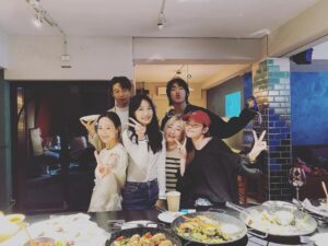 Zhen Hao Li Instagram - I procrastinate sometimes but…my gratitude and love towards ya’ll is never late.
我愛大家 未來就請多指教了！也一起加油🔥

（大家拍第一張的時候我失蹤了 所以⋯⋯🤔）

#family #newyear2023 #meee #universitylife #winteroutfit #ootdshare