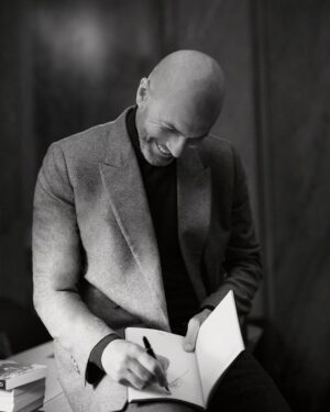 Zinédine Zidane Instagram - Un bon moment d’échange avec l’équipe @montblanc au showroom de Paris pour découvrir la nouvelle collection et travailler sur la suite. 😉
#inspirewriting #montblancleather