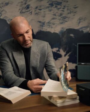 Zinédine Zidane Instagram - Un bon moment d’échange avec l’équipe @montblanc au showroom de Paris pour découvrir la nouvelle collection et travailler sur la suite. 😉
#inspirewriting #montblancleather