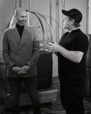Zinédine Zidane Instagram - Un bon moment d’échange avec l’équipe @montblanc au showroom de Paris pour découvrir la nouvelle collection et travailler sur la suite. 😉
#inspirewriting #montblancleather