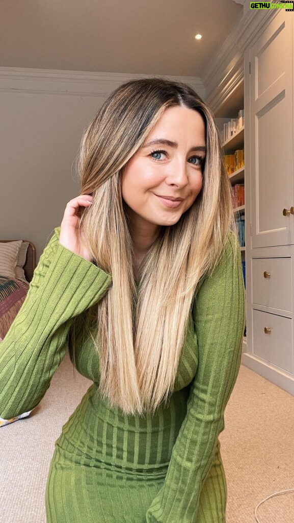 Zoe Sugg Instagram - ad - Showing you how I go from wet hair to fully styled and sleek with the new @ghdhair Duet Style. This has been a total game changer for me on hair wash day and I actually look forward to using it! Have you tried it yet, what do you think? #ghdDuetStyle