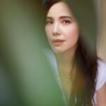 Zoe Tay Instagram - 🩷❤️🧡💛💚💙💜 没有人能预知未来的命运， 但我们可以用愉悦的表情面对命运。 周末愉快🩷 #周末心情 #一切尽在不言中❤️ #有你的感觉真好 #自己的路自己決定 #简单就是快乐_幸福如此简单 #五彩缤纷的世界 #感受生活的美好与温度 📸 @xiangjungeng #ZoeTay #鄭惠玉 #惠声玉影 #佐伊の語 Haji Lane, Singapore