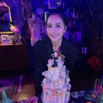 Zoe Tay Instagram - 🎊🎊🎈🎂♥️🎂🎈🎊🎊 今年又与这值得的人间多相处了一年。🍰 🎊吃蛋糕日🎂🎊 愿每一步都活成自己喜欢的样子。 #过生日要开心 #birthdaycelebration #lovelifeloveall #有缘千里来相会 #谢谢你出现在我的行程里 #朋友可遇不可求 #珍惜♥️感恩 #长一岁长一智 ✌🏻 #无忧无虑无病无痛♥️ #摩羯座capricorn♑ #过生日要有仪式感💕 #幸福其实很简单🐒🐑🐥🐽🐯 #保持初心莫忘初衷 #生日愿望很简单 #健康体魄活的精彩 #ZoeTay #鄭惠玉 #惠声玉影 #佐伊の語 Singapore
