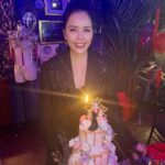 Zoe Tay Instagram - 🎊🎊🎈🎂♥️🎂🎈🎊🎊 今年又与这值得的人间多相处了一年。🍰 🎊吃蛋糕日🎂🎊 愿每一步都活成自己喜欢的样子。 #过生日要开心 #birthdaycelebration #lovelifeloveall #有缘千里来相会 #谢谢你出现在我的行程里 #朋友可遇不可求 #珍惜♥️感恩 #长一岁长一智 ✌🏻 #无忧无虑无病无痛♥️ #摩羯座capricorn♑ #过生日要有仪式感💕 #幸福其实很简单🐒🐑🐥🐽🐯 #保持初心莫忘初衷 #生日愿望很简单 #健康体魄活的精彩 #ZoeTay #鄭惠玉 #惠声玉影 #佐伊の語 Singapore