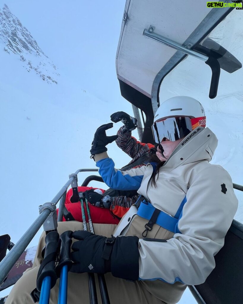 Zoe Tay Instagram - ❄️❄️🤍⛷️🎿🏂🤍❄️❄️ 买的新的相机，试着自己手持拍摄，ka lang ka bou 没拍到最好的效果，算了吧，还是交给蒋爷掌机吧！📹🎬 自从去年脚动了手术，就担心自己这次不能尽情放松地滑雪，让孩子们扫兴，脚康复还算是痊愈了，虽然是战战兢兢的，还是可尽兴享受地滑山风景了！⛷️🤍❄️😍 第一次到法国滑雪，天气还算不错，雪景优美怡人，雪山也刺激挑战。 Family holiday 2023🤍❄️ Happy to be back on the ski slopes .🎿♥️ Getting better each time, keep it up. France ski, fun ski. 🎿🤍🏂 #与家人有约❄️⛷️🤍🏂 #bondingtime❤️ #familtadventures #famikytrip2023 🤍 #happytobebacktoskiagain #滑雪⛷️好好玩但超累😥 #肌肉酸痛无力 😅 #缓缓滑行怕脚受伤😥 #康复了哦 #幸福其实很简单🐒🐑🐥🐽🐯 #ZoeTay #鄭惠玉 #惠声玉影 #佐伊の語 Club Med Tignes