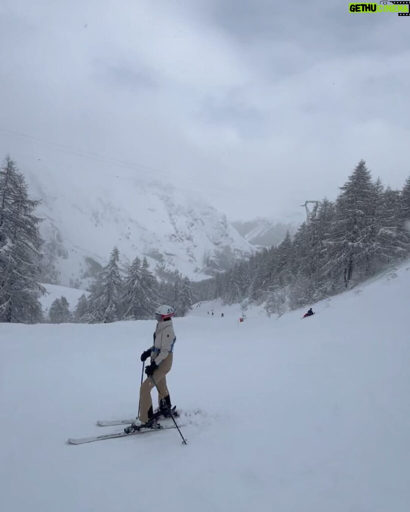 Zoe Tay Instagram - ❄️❄️🤍⛷️🎿🏂🤍❄️❄️ 买的新的相机，试着自己手持拍摄，ka lang ka bou 没拍到最好的效果，算了吧，还是交给蒋爷掌机吧！📹🎬 自从去年脚动了手术，就担心自己这次不能尽情放松地滑雪，让孩子们扫兴，脚康复还算是痊愈了，虽然是战战兢兢的，还是可尽兴享受地滑山风景了！⛷️🤍❄️😍 第一次到法国滑雪，天气还算不错，雪景优美怡人，雪山也刺激挑战。 Family holiday 2023🤍❄️ Happy to be back on the ski slopes .🎿♥️ Getting better each time, keep it up. France ski, fun ski. 🎿🤍🏂 #与家人有约❄️⛷️🤍🏂 #bondingtime❤️ #familtadventures #famikytrip2023 🤍 #happytobebacktoskiagain #滑雪⛷️好好玩但超累😥 #肌肉酸痛无力 😅 #缓缓滑行怕脚受伤😥 #康复了哦 #幸福其实很简单🐒🐑🐥🐽🐯 #ZoeTay #鄭惠玉 #惠声玉影 #佐伊の語 Club Med Tignes