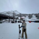 Zoe Tay Instagram - ❄️❄️🤍⛷️🎿🏂🤍❄️❄️ 买的新的相机，试着自己手持拍摄，ka lang ka bou 没拍到最好的效果，算了吧，还是交给蒋爷掌机吧！📹🎬 自从去年脚动了手术，就担心自己这次不能尽情放松地滑雪，让孩子们扫兴，脚康复还算是痊愈了，虽然是战战兢兢的，还是可尽兴享受地滑山风景了！⛷️🤍❄️😍 第一次到法国滑雪，天气还算不错，雪景优美怡人，雪山也刺激挑战。 Family holiday 2023🤍❄️ Happy to be back on the ski slopes .🎿♥️ Getting better each time, keep it up. France ski, fun ski. 🎿🤍🏂 #与家人有约❄️⛷️🤍🏂 #bondingtime❤️ #familtadventures #famikytrip2023 🤍 #happytobebacktoskiagain #滑雪⛷️好好玩但超累😥 #肌肉酸痛无力 😅 #缓缓滑行怕脚受伤😥 #康复了哦 #幸福其实很简单🐒🐑🐥🐽🐯 #ZoeTay #鄭惠玉 #惠声玉影 #佐伊の語 Club Med Tignes