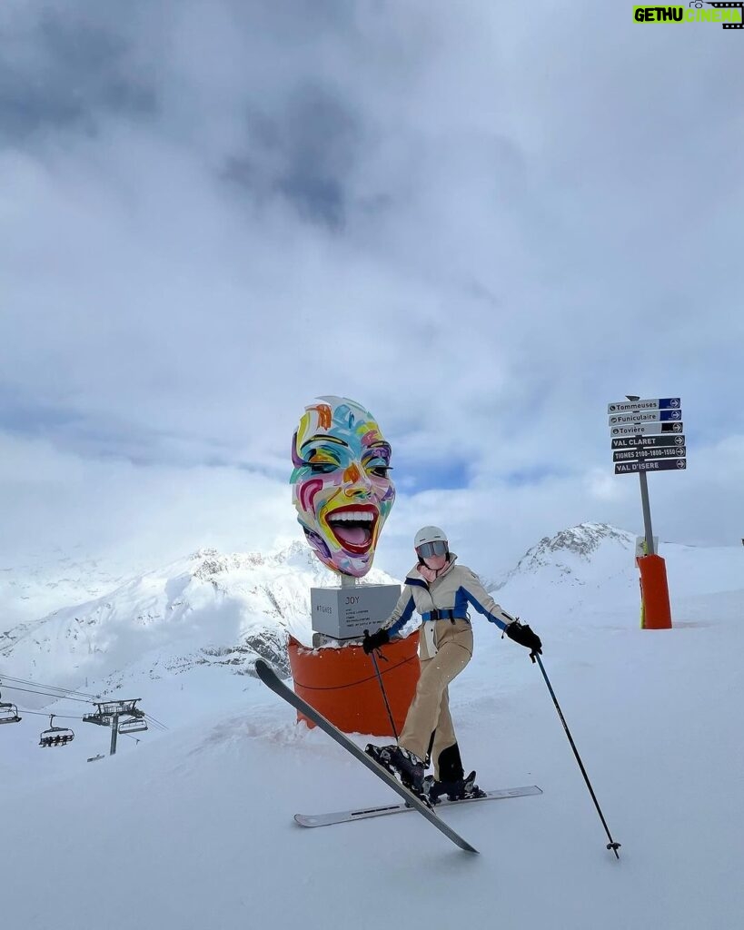 Zoe Tay Instagram - ❄️🤍⛷️☃️🎿👱🏻‍♀️👨‍🦲🧑🏻‍🦱🧒🏻👦🏻🤍❄️ Bonjour 登山自由行，逍遥自在真愉快。 法国雪上滑过不同的小城，风格各异，一路上感受不一样的美景，好享受。 去上了滑雪课程，掌握更好控制在雪山上。儿子和老公都说我有小进步了，哈哈哈！！虽然全身腰酸背痛，也要坚持下去，再接再厉，因为明天会更好，再努力⛷️👌🏻❄️🤍 #滑雪 🎿 #与家人有约❤️ 之旅 # #小进步大满足😍 #全身腰酸背痛😵 肌肉紧绷 #雪中游❄️⛷️ #幸福其实很简单🐒🐑🐥🐽🐯 #ZoeTay #鄭惠玉 #惠声玉影 #佐伊の語 Tignes, France