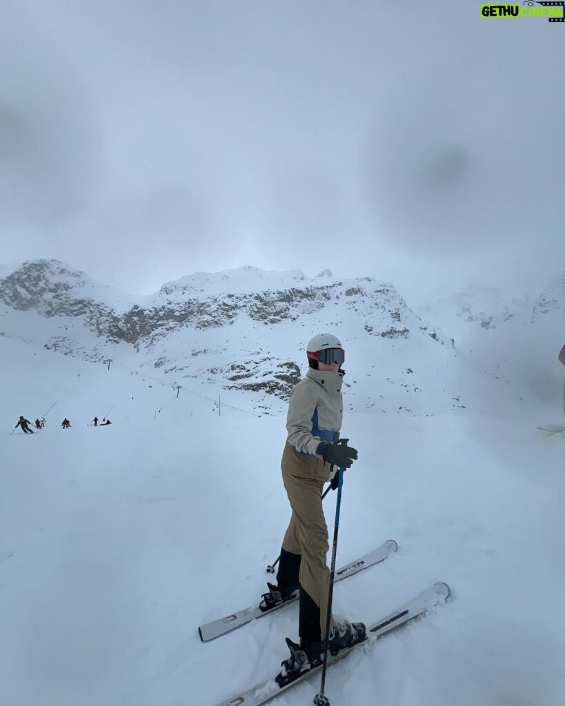 Zoe Tay Instagram - ❄️🤍⛷️☃️🎿👱🏻‍♀️👨‍🦲🧑🏻‍🦱🧒🏻👦🏻🤍❄️ Bonjour 登山自由行，逍遥自在真愉快。 法国雪上滑过不同的小城，风格各异，一路上感受不一样的美景，好享受。 去上了滑雪课程，掌握更好控制在雪山上。儿子和老公都说我有小进步了，哈哈哈！！虽然全身腰酸背痛，也要坚持下去，再接再厉，因为明天会更好，再努力⛷️👌🏻❄️🤍 #滑雪 🎿 #与家人有约❤️ 之旅 # #小进步大满足😍 #全身腰酸背痛😵 肌肉紧绷 #雪中游❄️⛷️ #幸福其实很简单🐒🐑🐥🐽🐯 #ZoeTay #鄭惠玉 #惠声玉影 #佐伊の語 Tignes, France