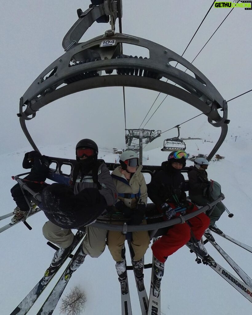 Zoe Tay Instagram - ❄️🤍⛷️☃️🎿👱🏻‍♀️👨‍🦲🧑🏻‍🦱🧒🏻👦🏻🤍❄️ Bonjour 登山自由行，逍遥自在真愉快。 法国雪上滑过不同的小城，风格各异，一路上感受不一样的美景，好享受。 去上了滑雪课程，掌握更好控制在雪山上。儿子和老公都说我有小进步了，哈哈哈！！虽然全身腰酸背痛，也要坚持下去，再接再厉，因为明天会更好，再努力⛷️👌🏻❄️🤍 #滑雪 🎿 #与家人有约❤️ 之旅 # #小进步大满足😍 #全身腰酸背痛😵 肌肉紧绷 #雪中游❄️⛷️ #幸福其实很简单🐒🐑🐥🐽🐯 #ZoeTay #鄭惠玉 #惠声玉影 #佐伊の語 Tignes, France