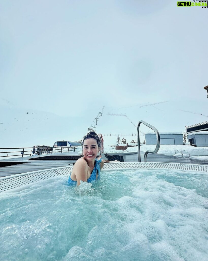 Zoe Tay Instagram - ❄️❄️♨️❄️🛀❄️♨️❄️❄️ 雪地泡温泉，放松放空享受呗！ “Holidays–any holiday–are such a great opportunity to focus on bringing the family together.” ##雪中泡湯太舒服了呀🏔️♨️☺️ #与家人的假期 #挺好的💞 #放空之旅 #佐伊趴趴go #幸福其实很简单🐒🐑🐥🐽🐯 #ZoeTay #鄭惠玉 #惠声玉影 #佐伊の語 Club Med Tignes