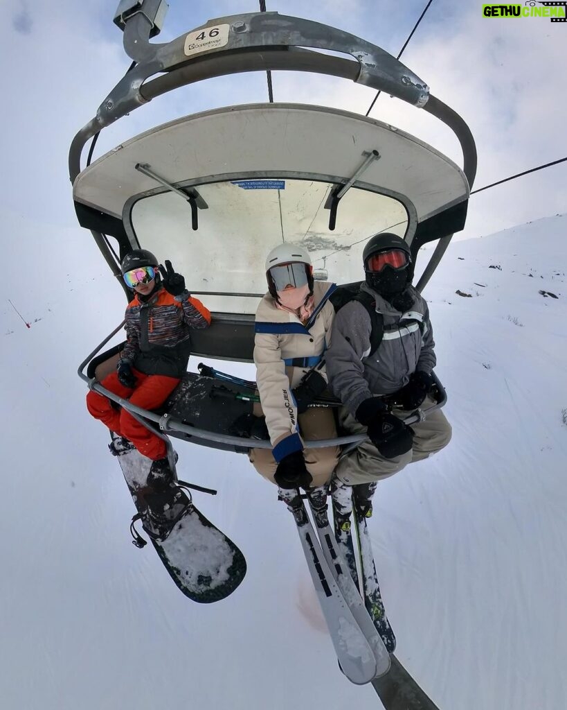 Zoe Tay Instagram - ❄️❄️🤍⛷️🎿🏂🤍❄️❄️ 买的新的相机，试着自己手持拍摄，ka lang ka bou 没拍到最好的效果，算了吧，还是交给蒋爷掌机吧！📹🎬 自从去年脚动了手术，就担心自己这次不能尽情放松地滑雪，让孩子们扫兴，脚康复还算是痊愈了，虽然是战战兢兢的，还是可尽兴享受地滑山风景了！⛷️🤍❄️😍 第一次到法国滑雪，天气还算不错，雪景优美怡人，雪山也刺激挑战。 Family holiday 2023🤍❄️ Happy to be back on the ski slopes .🎿♥️ Getting better each time, keep it up. France ski, fun ski. 🎿🤍🏂 #与家人有约❄️⛷️🤍🏂 #bondingtime❤️ #familtadventures #famikytrip2023 🤍 #happytobebacktoskiagain #滑雪⛷️好好玩但超累😥 #肌肉酸痛无力 😅 #缓缓滑行怕脚受伤😥 #康复了哦 #幸福其实很简单🐒🐑🐥🐽🐯 #ZoeTay #鄭惠玉 #惠声玉影 #佐伊の語 Club Med Tignes