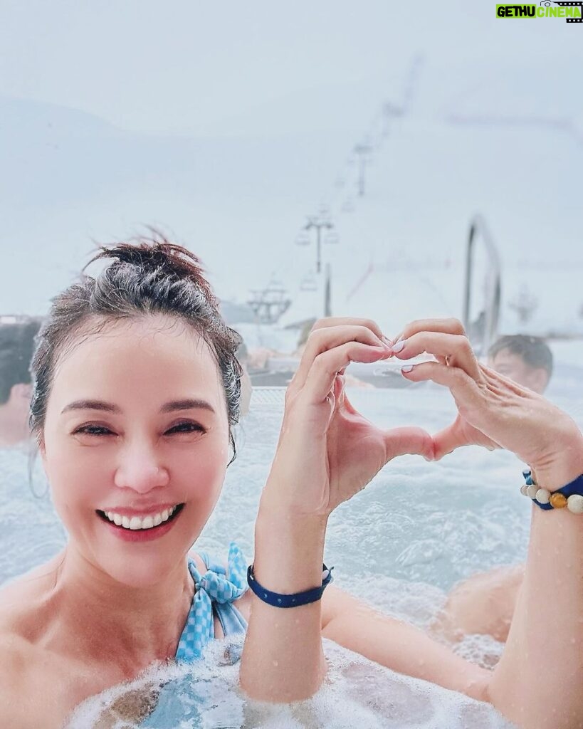 Zoe Tay Instagram - ❄️❄️♨️❄️🛀❄️♨️❄️❄️ 雪地泡温泉，放松放空享受呗！ “Holidays–any holiday–are such a great opportunity to focus on bringing the family together.” ##雪中泡湯太舒服了呀🏔️♨️☺️ #与家人的假期 #挺好的💞 #放空之旅 #佐伊趴趴go #幸福其实很简单🐒🐑🐥🐽🐯 #ZoeTay #鄭惠玉 #惠声玉影 #佐伊の語 Club Med Tignes