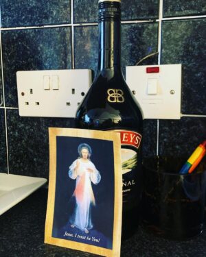 Zoie Palmer Instagram - Sure is nice to be home with my Irish catholic fam where I can find the a lord saviour himself leaning  up against a bottle of baileys Irish cream ☘️ 🇮🇪 ☘️