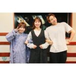 asmi Instagram - #スクールオブロック 🥺なんて素敵な学校🏫😢 ピースでハッピーな気持ちだけでなくあしたを生きるパワーまでいただいてしまいました… 生徒のみんなとまたお話したいと思った！ ラジオの向こうで授業を受けてるみんなの顔が浮かんだときのあったかい気持ち🫶🏻それは忘れたくない気持ち またここに来られるように、先生、がんばってきます💨 しかし今日はほんっとーに緊張してしまった☺️ なんせドラ恋ファン故、勝手に既にだいっすきな小森校長と asmiの成分表を書いたとしたら大部分を占める存在、何度も救われ何度も心躍らせたaiko教頭に お会いして2時間を共に過ごしたのだから🥺 でもそんな今日のことも ほっこりした気持ちで 笑って思い出せる未来みえてる そう遠くはないところに🥸 小森校長とaiko教頭に胸張ってまたお会いできるまで しっかり息をして歌い続けようと思いました！ この先、踏み出す一歩にびびっちゃう時 開けに来るであろう心の引き出しに 宝物となった今日という日をだいじに仕舞う🗃