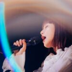asmi Instagram - 意外かもやけど私実は爆裂人見知り人間でありまして、ほんとは自分から距離を詰めたい場面でもずーっとウジウジしてしまう、それはいつまで経っても成長できないところ。。だがしかしバンドメンバーやスタッフのお兄さまお姉さまみなさん、あたたかい距離感でいつも見守ってくださるわけです😔本当に助かっています…来年はそこをどうにかこうにか、うまいことできるようになってみせるのだ🥹ほんまひとりならこんなに喋るのにおかしな話ಠ_ಠ 2023強い人になります😎 photo by @__tpwbo