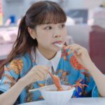 asmi Instagram - パクパクasmiちゃん📺鼻の穴ふくらまして蟹のエキスをちょうだいしております💀
