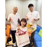 asmi Instagram - MBSラジオ 週刊ヤングフライデー シーズンパートナー・あっすん最終回でした💛(´༎ຶོρ༎ຶོ`) 最初の方はドキドキで不安の方が大きかったのにあっという間にたのしみになっていった金曜日🥺 秋山さんも山名さんも🥹ときどき河野さんも😙スタッフの皆さんも😭いつもあたたかく迎えてくださって、''ヤンフラファミリー''の意味を知ってゆく日々でごさいました🥺みんなのことがだいすきになってしまった🥺 あっすん っていうあだ名も、スタジオで出会う皆さんはもちろん リスナーの皆さまにたくさん呼んでもらって 歴代ナンバーワンお気に入りのあだ名になりました🤭思い出の宝箱はこの名前が担った🧳 またいつでも帰ってきていいときいたので、そのとき胸張って帰れるようにしっかり生きていこうと思います😌 ぎゅっと濃縮3ヶ月がおわった。ファンのみんなも、眠いのに 起きとくぞー！って25時まで聞いてくれててうれしかった☺️知ってる名前でメールが届くのも、うれしかった☺️ またいつか深夜のラジオのパーソナリティになりたい！ 3ヶ月間大変お世話になりました。 ありがとうございました❤️‍🔥🥰 (秋山さんの体調が早くよくなりますように😌)