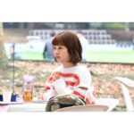 asmi Instagram - asmiの「開青」が挿入歌を担当させていただいたTBS系火曜ドラマ『マイ・セカンド・アオハル』 昨夜最終回が放送されました😢 いま私は登場人物ひとりひとりを愛おしく思っている これは３ヶ月前にはまだなかった おっきな気持ち🫀 ぼそっと呟く言葉の一つ一つが可愛らしくって、大きく叫ぶ言葉には元々持ってる確かなパワーがみえて、仲間のピンチは絶対助ける、学ぶ姿勢は曲げない、そのなかで自由に 恋もする ただひたすらにサグラダファミリ家のみんながだいすきになった そんなあっという間の全10話でした😢 そして誰より 白玉佐弥子ちゃん 第一話から、ほんっとうに色んなことがあったけど いつも明るくて、素直でかわいく面白くって、全力で 目の前にあるものとまっすぐ向き合う力を持ってる。 10月17日の初回放送、実家の机の潮海大学過去問とともに流れ出した「開青」はそれからずっと佐弥子ちゃんとサグラダファミリ家のみんなのアオハルを応援していた。それがほんっとうにうれしかった☺️ おわってしまったこと、寂しすぎるけど、きっとマイハルのみんなの人生はこれからも続いていて どこかで生きていると信じてるので 私もがんばります🥹 小さい頃から他のなによりだいすきな ドラマの世界で 初めて挿入歌をうたえたこと 木村沙良役として初めてドラマに出演させていただいたこと 夢の叶う場所が 『マイ・セカンド・アオハル』だったこと わたしにとって 一生ものの宝物です💎 一緒にたのしんでくれたみんな🥳 マイハル キャスト スタッフのみなさん🥰 ありがとうございました☁️🩵🌸 これからも、一人前のasmiになるため 精一杯うたう！