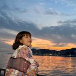 asmi Instagram – 初長崎！はじめましてLovefes🩷

……いきなりだいすきになった！！ ߹ – ߹
気温も人も、あったかかった。みんなに心救われる夜でした🚢
ありがとう🙏🏻また長崎に来れるようにがんばるし、そのときは絶対会いに来てほしいし、なんせ日本でasmi生きてるので、もしよければどこまでも会いにきてほしいなって思う☺️
これからどうぞ よろしくねദി ᷇ᵕ ᷆ )

そしてそして、8月ぶりにwacciのみなさんとリバイバル歌わせてもらって、花火も一緒にみれた☺️幸
wacciのライブを観させてもらうとき大体は、有難いことにリバイバルを歌う大仕事を後に控えてるからいつも泣かないようにめちゃくちゃ気をつけるのね
でも今日は久しぶりやからか気をつけるの忘れちゃって
一曲目の大丈夫で号泣(´༎ຶོρ༎ຶོ`)笑🤣ﾌﾟﾁﾐｽ
wacciのライブはほんとにあったかくて
今日の最上級での大合唱もやっぱ胸にくるものがあったなぁ

いつもあったかいってすごい。。。かっこよすぎる。
だいすきなお兄さま達でございます

そんな感じでとにかく
長崎Love🥺🫶🏻
今日を最高にしてくれてありがとうございました🥹✨ 長崎市水辺の森公園