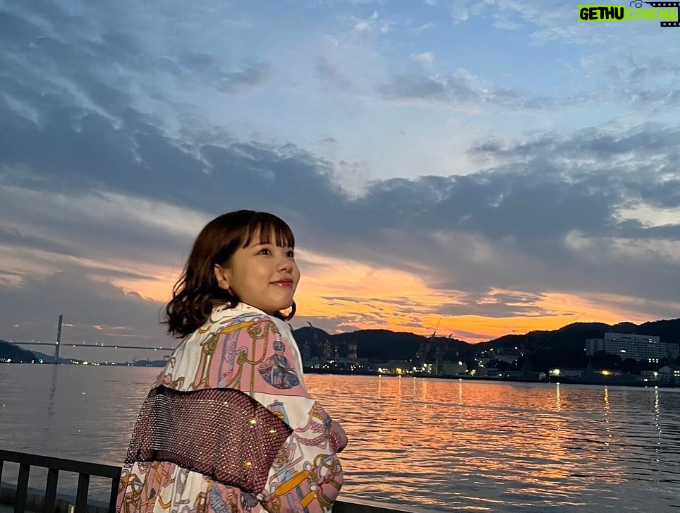 asmi Instagram - 初長崎！はじめましてLovefes🩷 ……いきなりだいすきになった！！ ߹ - ߹ 気温も人も、あったかかった。みんなに心救われる夜でした🚢 ありがとう🙏🏻また長崎に来れるようにがんばるし、そのときは絶対会いに来てほしいし、なんせ日本でasmi生きてるので、もしよければどこまでも会いにきてほしいなって思う☺️ これからどうぞ よろしくねദി ᷇ᵕ ᷆ ) そしてそして、8月ぶりにwacciのみなさんとリバイバル歌わせてもらって、花火も一緒にみれた☺️幸 wacciのライブを観させてもらうとき大体は、有難いことにリバイバルを歌う大仕事を後に控えてるからいつも泣かないようにめちゃくちゃ気をつけるのね でも今日は久しぶりやからか気をつけるの忘れちゃって 一曲目の大丈夫で号泣(´༎ຶོρ༎ຶོ`)笑🤣ﾌﾟﾁﾐｽ wacciのライブはほんとにあったかくて 今日の最上級での大合唱もやっぱ胸にくるものがあったなぁ いつもあったかいってすごい。。。かっこよすぎる。 だいすきなお兄さま達でございます そんな感じでとにかく 長崎Love🥺🫶🏻 今日を最高にしてくれてありがとうございました🥹✨ 長崎市水辺の森公園