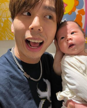 popping ed Instagram - My dear papa
這是我來到這個世界的第三個月 也是跟papa一起過的第一個父親節。
謝謝拔拔雖然工作很忙，但是每一天還是很認真當我的晚班警衛守護著我，照顧我晚上內內time 和睡覺。
會很用很逗趣的方式探索這個世界。帶我聽很多不同類型的音樂。做一些很奇妙的事。雖然很多事物我都還懵懵懂懂、每天都是很多新的挑戰。但是因為你是個有趣認真又負責的拔拔。讓我可以很放心又快樂的冒險。
謝謝有趣又好玩的大夥伴。PiKA love you😘