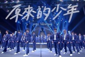 popping ed Instagram - 原子少年
今晚就是節目最後的總決賽🔥
冠軍隊伍即將出爐～
相信不管今天的結果如何，每個少年都將往下一個階段邁進。

總決賽雖然我不在現場，但節目組非常貼心的給我看每個星球的最終舞台作品。我只能說真的很炸；從一開始的行星初現到最後的總決賽，少年們真的成長太多了。

請大家今晚鎖定原子少年總決賽，好好欣賞總決賽的每個作品。
最後還是老話一句；這次的結束不是最後的句點。而是前往下一步的開始～期許大家都可以一直往自己想要的目標邁進～

同時也記得永遠記得那個原來的少年🪐✨💙
共勉之。

@atomboyz.official 
#原子少年 #持續努力 #把握每次機會 #堅持到最後的人#錄製期間我從原子中年變成原子爸爸 #謝謝節目帶給我們的一切 #最後的大合照我也好想在裡面嗚 #覺得時間好快但滿滿的回憶會一直在心中