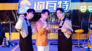 popping ed Instagram - Youtube ：🎥”逼瓦特”MV上線了～（Link in Bio)

一直以來都是參與別人的MV幫忙演戲或伴舞，沒有想過有機會能有自己的MV,雖然只是feature 一小段但已經非常開心。

書豪是個非常開放的音樂人，記得某次聊天聊到舞者常常都要用別人的音樂跳舞常常會有很多限制像是版權等等問題；書豪就說不然我們一起來做一首！（製作過程4個月中我只出一張嘴，音樂都是書豪彈奏編輯出來的）

感謝一切的緣分，以前常常會感受到舞者常常會是用來加分或是一種背景；但我覺得任何專業都一樣～舞者也可以是主角；也可以以舞者為主去發想音樂、甚至是很多畫面等等～

逼瓦特（Be water) 這首歌重點不在我唱歌，唱歌也不是我的專長；重點是這個跨界的合作～ 希望可以有更多粉絲朋友們可以發現大家彼此身上的價值和寶藏。

謝謝書豪，沒有你不會有這首音樂；還有漢典哥以及所有參與的老師朋友們～
以及力挺到底的紀導及火蟲影像製作。

逼瓦特（Be water) 其實就是希望大家可以放鬆心情去感受、有一顆舞動的心誰都可以是舞者～
也希望這次的跨界合作大家會喜歡，這是我的第一次獻聲、第一部屬於自己的MV；老話一句～
會繼續創作、挑戰自己喜歡熱愛的事物。

最後還是要打一下廣告✨
YouTube 搜尋 「逼瓦特」就可以看到完整版 ～～～
以上，謝謝收看🙏🏽💙✊🏽

🎬Specials Thx：

火蟲團隊影像 ｜導演 紀文 
陳漢典 Hank Chen 
施曠 Kwon 
MANIAC | 黑妹 Heimei 
IPLOCKERS | 囂張 Yaobai
IPLOCKERS | 花椰 Locking Broco
IPLOCKERS | 鮮鮮 Fresh
Boognation | 陳宗裕 SoulYuu
Boognation & HIZAM | 淋雨 B.T.O.D. Ranny 
Boognation | 御廷 Willy 
Boognation | 瞿 Kuan Chu
Boognation | 許智涵 Johnny Hsu 
Boognation |  阿金 Popping Kim 
Boognation |  豬仔 Poppin’ Ryan
BeAAArtChic | 伊伊 YiYi
BeAAArtChic | Helin
BeAAArtChic | 姿華 Hua
美艷 Zenna
Royee Lu
Andy Chen
@dickies_taiwan 
#逼瓦特 #Haor許書豪 #PoppingED#施曠老師清道夫角色太猛 #漢典哥最後的結尾演戲真的好好笑 #感恩的心