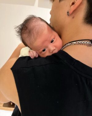 popping ed Instagram - My dear papa
這是我來到這個世界的第三個月 也是跟papa一起過的第一個父親節。
謝謝拔拔雖然工作很忙，但是每一天還是很認真當我的晚班警衛守護著我，照顧我晚上內內time 和睡覺。
會很用很逗趣的方式探索這個世界。帶我聽很多不同類型的音樂。做一些很奇妙的事。雖然很多事物我都還懵懵懂懂、每天都是很多新的挑戰。但是因為你是個有趣認真又負責的拔拔。讓我可以很放心又快樂的冒險。
謝謝有趣又好玩的大夥伴。PiKA love you😘