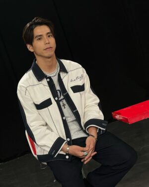 popping ed Instagram - .
原子少年ep.10
今晚已播出✨💙

現在上  @nownews YT頻道還可以收看～

很可惜最後一次錄製因為身體不適不能到場，但是和 @hsieh_kunda 達哥在錄製前的驗收已經感覺到少年們作品的用心和努力～

最後幾集了～原子少年大家一起看起來～
也希望和達哥的暖心導師組合大家會喜歡🙏🏽💙🙌🏽

Stylist : @cozyluok_ 
@atomboyz.official  @brandt.inc  @bendavisjp 
#原子少年 #原子少年atomboyz #不知不覺快要來到節目的尾聲了 #感謝一切的過程