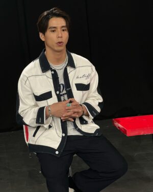 popping ed Instagram - .
原子少年ep.10
今晚已播出✨💙

現在上  @nownews YT頻道還可以收看～

很可惜最後一次錄製因為身體不適不能到場，但是和 @hsieh_kunda 達哥在錄製前的驗收已經感覺到少年們作品的用心和努力～

最後幾集了～原子少年大家一起看起來～
也希望和達哥的暖心導師組合大家會喜歡🙏🏽💙🙌🏽

Stylist : @cozyluok_ 
@atomboyz.official  @brandt.inc  @bendavisjp 
#原子少年 #原子少年atomboyz #不知不覺快要來到節目的尾聲了 #感謝一切的過程