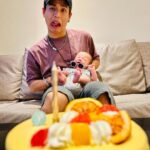popping ed Instagram - 不知不覺一年又過去了～ 今年最大的不同就是小Pika的出現，生日這一天也就是簡單的在家裏吃個蛋糕然後在照顧小孩中渡過～ 最近真的了解到當爸爸媽媽真的不容易🥲🫡 每天都會有很多星星誕生降落在這世上，也會有難過受挫的事發生。 只希望我們能持續保持良善，用智慧面對每一天的挑戰。 謝謝一直在身邊陪伴的可愛的人們， 長了一歲更珍惜每一次的歡笑與淚水～ 也謝謝所有朋友的心意和祝福！我都收到了。 祝我們都能平安喜樂珍惜生命一切的過程。🙏🏽💙🫶🏼 #母難日媽媽辛苦了 #希望智慧可以也跟著長一歲 #很榮幸可以加入父愁者聯盟 #珍惜每一次的見面和祝福 #人生很難但還是要好好去享受這一切