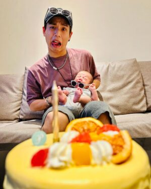 popping ed Instagram - 不知不覺一年又過去了～

今年最大的不同就是小Pika的出現，生日這一天也就是簡單的在家裏吃個蛋糕然後在照顧小孩中渡過～
最近真的了解到當爸爸媽媽真的不容易🥲🫡

每天都會有很多星星誕生降落在這世上，也會有難過受挫的事發生。
只希望我們能持續保持良善，用智慧面對每一天的挑戰。

謝謝一直在身邊陪伴的可愛的人們，
長了一歲更珍惜每一次的歡笑與淚水～
也謝謝所有朋友的心意和祝福！我都收到了。

祝我們都能平安喜樂珍惜生命一切的過程。🙏🏽💙🫶🏼

#母難日媽媽辛苦了 
#希望智慧可以也跟著長一歲 
#很榮幸可以加入父愁者聯盟 
#珍惜每一次的見面和祝福 
#人生很難但還是要好好去享受這一切