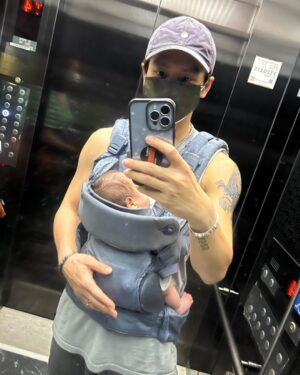 popping ed Instagram - My dear papa
這是我來到這個世界的第三個月 也是跟papa一起過的第一個父親節。
謝謝拔拔雖然工作很忙，但是每一天還是很認真當我的晚班警衛守護著我，照顧我晚上內內time 和睡覺。
會很用很逗趣的方式探索這個世界。帶我聽很多不同類型的音樂。做一些很奇妙的事。雖然很多事物我都還懵懵懂懂、每天都是很多新的挑戰。但是因為你是個有趣認真又負責的拔拔。讓我可以很放心又快樂的冒險。
謝謝有趣又好玩的大夥伴。PiKA love you😘