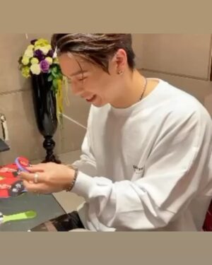 popping ed Instagram - 🪐昨日原子少年EP.07星球聯盟片段。

對少年們說也對自己說✊🏽

參與每次的錄影都會想我能帶給選手們什麼，畢竟比賽錄節目真的不容易。希望自己能多給他們些能量；沒想到就被節目取了創意禮物達人的稱號🤣

這次送水星金星的鏡子，是想提醒少年們莫忘初衷～堅持的路上不容易，要持續相信自己。相信只要持續做自己喜歡的事情，任何事都可以做到屬於自己的一片天。

所有堅持夢想的人都很棒
Keep doing what you love✨💙
.
.
@atomboyz.official 
#原子少年 #星球聯盟  #講到快哭但是我有忍住
@brandt.inc 
@bendavisjp