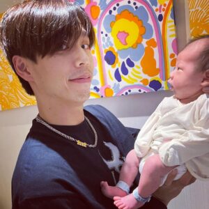 popping ed Instagram - 👶💙
@pika__tien 滿月了🎉🎉
這也表示新手爸媽要離開月中～之後要靠自己了⋯🤣😱😱

小小的生命真的好奇妙，從出生到現在每一天看他都慢慢一點點在長大，不知不覺就過了一個月了～真的很感謝這一個月來 @dayehmommy 護理師們對小PiKA專業親切的照護，也教會新手爸爸怎麼幫餵奶拍嗝洗屁屁～希望我可以當一個神隊友🥹🥹

在疫情期間家裡迎來了第一個新生兒。每天都是戰戰兢兢的不停快篩。還好大葉的管理很嚴謹。不但出入人員有管制。館內的護理師工作人員也是都有快篩。每天清潔消毒不用說，每個星期都有紫外線清理館內和房間。真的讓我們安心很多～🙏🏽

謝謝這一個月各位醫生叔叔和護理師阿姨對Pika的關愛與祝福。
我們會繼續努力好好長大的🙌🏽✨🥳

P.S.最後兩張是新手爸爸在月子中心的真實寫照😅😅🫠

#新生兒日記 #Newborn #Baby #mood #FatherandSon #airforce1custom 大葉產後護理之家 #滿月 #1monthbaby #life #thx