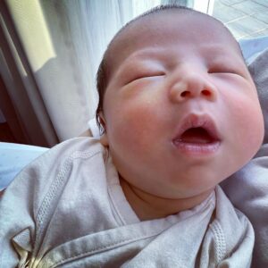 popping ed Instagram - 👶💙
@pika__tien 滿月了🎉🎉
這也表示新手爸媽要離開月中～之後要靠自己了⋯🤣😱😱

小小的生命真的好奇妙，從出生到現在每一天看他都慢慢一點點在長大，不知不覺就過了一個月了～真的很感謝這一個月來 @dayehmommy 護理師們對小PiKA專業親切的照護，也教會新手爸爸怎麼幫餵奶拍嗝洗屁屁～希望我可以當一個神隊友🥹🥹

在疫情期間家裡迎來了第一個新生兒。每天都是戰戰兢兢的不停快篩。還好大葉的管理很嚴謹。不但出入人員有管制。館內的護理師工作人員也是都有快篩。每天清潔消毒不用說，每個星期都有紫外線清理館內和房間。真的讓我們安心很多～🙏🏽

謝謝這一個月各位醫生叔叔和護理師阿姨對Pika的關愛與祝福。
我們會繼續努力好好長大的🙌🏽✨🥳

P.S.最後兩張是新手爸爸在月子中心的真實寫照😅😅🫠

#新生兒日記 #Newborn #Baby #mood #FatherandSon #airforce1custom 大葉產後護理之家 #滿月 #1monthbaby #life #thx