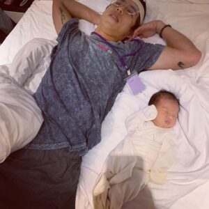 popping ed Instagram - 👶💙
@pika__tien 滿月了🎉🎉
這也表示新手爸媽要離開月中～之後要靠自己了⋯🤣😱😱

小小的生命真的好奇妙，從出生到現在每一天看他都慢慢一點點在長大，不知不覺就過了一個月了～真的很感謝這一個月來 @dayehmommy 護理師們對小PiKA專業親切的照護，也教會新手爸爸怎麼幫餵奶拍嗝洗屁屁～希望我可以當一個神隊友🥹🥹

在疫情期間家裡迎來了第一個新生兒。每天都是戰戰兢兢的不停快篩。還好大葉的管理很嚴謹。不但出入人員有管制。館內的護理師工作人員也是都有快篩。每天清潔消毒不用說，每個星期都有紫外線清理館內和房間。真的讓我們安心很多～🙏🏽

謝謝這一個月各位醫生叔叔和護理師阿姨對Pika的關愛與祝福。
我們會繼續努力好好長大的🙌🏽✨🥳

P.S.最後兩張是新手爸爸在月子中心的真實寫照😅😅🫠

#新生兒日記 #Newborn #Baby #mood #FatherandSon #airforce1custom 大葉產後護理之家 #滿月 #1monthbaby #life #thx