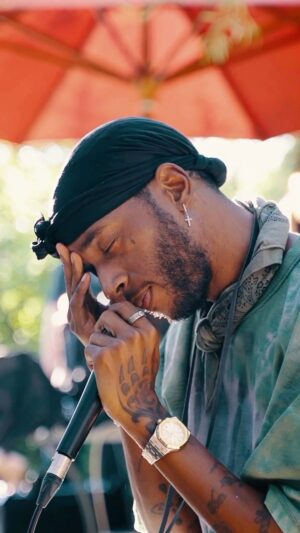 6LACK Instagram - the song that started it all. i remember being 4 bars in and i knew we had something special… follow your heart, even when others don’t understand 

SIHAL tour, starts this October 💐

video by @stunnagram_ 
@alexgoldblatt on the 🎸 

live at @fantasysoulmrkt