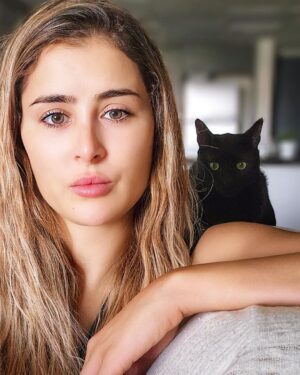 Aïcha Ben Ahmed Instagram - بعيدا عن الاعتقاد بالخرافات ، 
القطط بصفة عامة و القطط السوداء بصفة خاصة  تساهم في امتصاص الطاقة السلبية من بيتك. 

نهاركم مبروك 🌷