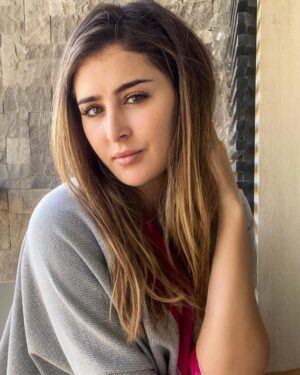Aïcha Ben Ahmed Instagram - Be happy , be bright , be you 
Have a nice day 🌷
#morning #morningmotivation #aichabenahmed #actress #عائشة_بن_احمد #صباح_الخير #