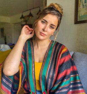 Aïcha Ben Ahmed Instagram - يومكم جميل 🌷🌷🌷