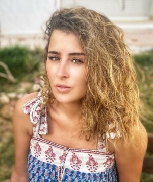 Aïcha Ben Ahmed Instagram - I was made for sunny days 🌞🌞
#sunnyday #summervibes #blondhair #actress #vacation #djerba #tunisia