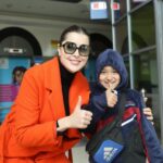 Aïcha Ben Ahmed Instagram - تلقيت دعوه كريمه لزيارة مستشفى سرطان الاطفال ٥٧٣٥٧ - من د. ايمن الغزالى حرب) المستشفى هو اكبر صرح طبى لعلاج سرطان الاطفال فى العالم من حيث عدد الاسرًه ( حوالى ٣٠٠ سرير) نسب الشفاء فيه تقترب من نسب الشفا العالمية. شوفت معمل من اكبر وافضل واحدث المعامل المميكنه لتحاليل الدم. زرت جهاز السايبر نايف وهو احدث جهاز علاج اشعاعى موجود فى افريقيا للاورام الدقيقه مثل ( المخ والكبد والكلى والرئه والبروستاتا). الجهاز بيعالج الورم بتقنيه مميزه مبنيه على الذكاء الاصطناعى وبعدد جلسات قليله وبدون تدخل جراحى وبدون اثار جانبيه. كمان شوفت الاطفال ولعبت ورسمت معاهم فى مركز الابداع الفنى (العلاج بالفن) وشوفت قد ايه الدعم النفسى للاطفال وذويهم شئ مهم جدا بالتوازى مع العلاج الكيماوي والاشعاعى. شوفت قد ايه اهتمام ورعايه ونظافة من كل العاملين وطاقة الحب اللى موجوده من اول دخولى المكان وكمان شغفهم وطاقتهم لتقديم كل الدعم للاطفال. انا فى الحقيقه فخوره بوجود صرح طبى زى 57357 فى افريقيا بيقدم خدمه طبيه و نفسيه زى كده للاطفال مرضى السرطان بالمجان والاهتمام بالعامل النفسى للطفل وذويه وبدعو كل شخص انه يزور مستشفى 57357 ويقدم الدعم للاطفال ويتبرع باللى يقدر عليه لان تبرعه هيفرق كتير فى علاج طفل مريض حابه اشكر كل شخص ساهم بوقته او بتبرعه انه يفرح الاطفال... انا مهما اقول عن المكان مش هوفيه حقه.. اللى حابب يزور الولاد او عنده أى استفسار..يتصل على ١٩٠٥٧.. و لمعلومات اكتر .. زوروا الموقع الالكترونى www.57357.org @hospital57357_ @ayman_elghazaly_harb