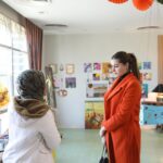 Aïcha Ben Ahmed Instagram - تلقيت دعوه كريمه لزيارة مستشفى سرطان الاطفال ٥٧٣٥٧ - من د. ايمن الغزالى حرب) المستشفى هو اكبر صرح طبى لعلاج سرطان الاطفال فى العالم من حيث عدد الاسرًه ( حوالى ٣٠٠ سرير) نسب الشفاء فيه تقترب من نسب الشفا العالمية. شوفت معمل من اكبر وافضل واحدث المعامل المميكنه لتحاليل الدم. زرت جهاز السايبر نايف وهو احدث جهاز علاج اشعاعى موجود فى افريقيا للاورام الدقيقه مثل ( المخ والكبد والكلى والرئه والبروستاتا). الجهاز بيعالج الورم بتقنيه مميزه مبنيه على الذكاء الاصطناعى وبعدد جلسات قليله وبدون تدخل جراحى وبدون اثار جانبيه. كمان شوفت الاطفال ولعبت ورسمت معاهم فى مركز الابداع الفنى (العلاج بالفن) وشوفت قد ايه الدعم النفسى للاطفال وذويهم شئ مهم جدا بالتوازى مع العلاج الكيماوي والاشعاعى. شوفت قد ايه اهتمام ورعايه ونظافة من كل العاملين وطاقة الحب اللى موجوده من اول دخولى المكان وكمان شغفهم وطاقتهم لتقديم كل الدعم للاطفال. انا فى الحقيقه فخوره بوجود صرح طبى زى 57357 فى افريقيا بيقدم خدمه طبيه و نفسيه زى كده للاطفال مرضى السرطان بالمجان والاهتمام بالعامل النفسى للطفل وذويه وبدعو كل شخص انه يزور مستشفى 57357 ويقدم الدعم للاطفال ويتبرع باللى يقدر عليه لان تبرعه هيفرق كتير فى علاج طفل مريض حابه اشكر كل شخص ساهم بوقته او بتبرعه انه يفرح الاطفال... انا مهما اقول عن المكان مش هوفيه حقه.. اللى حابب يزور الولاد او عنده أى استفسار..يتصل على ١٩٠٥٧.. و لمعلومات اكتر .. زوروا الموقع الالكترونى www.57357.org @hospital57357_ @ayman_elghazaly_harb