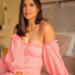 Aahana Kumra Instagram - I might me pink🌸💕 But I sure pack a punch 👊👊 Also do you think pink is my favourite Color!? 🌸🙃💁‍♀️ #sundayfunday . . . . #sunday #sundayvibes #pink #pinkdress #sundate #aahanakumra
