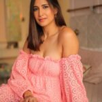 Aahana Kumra Instagram - I might me pink🌸💕 But I sure pack a punch 👊👊 Also do you think pink is my favourite Color!? 🌸🙃💁‍♀️ #sundayfunday . . . . #sunday #sundayvibes #pink #pinkdress #sundate #aahanakumra